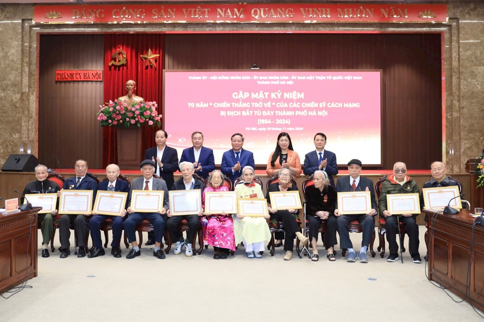 Tô thắm những trang sử hào hùng của Thủ đô anh hùng