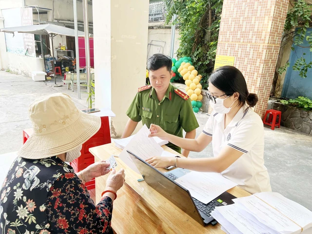 Triển khai hiệu quả thanh toán không dùng tiền mặt trong chi trả lương hưu, trợ cấp BHXH