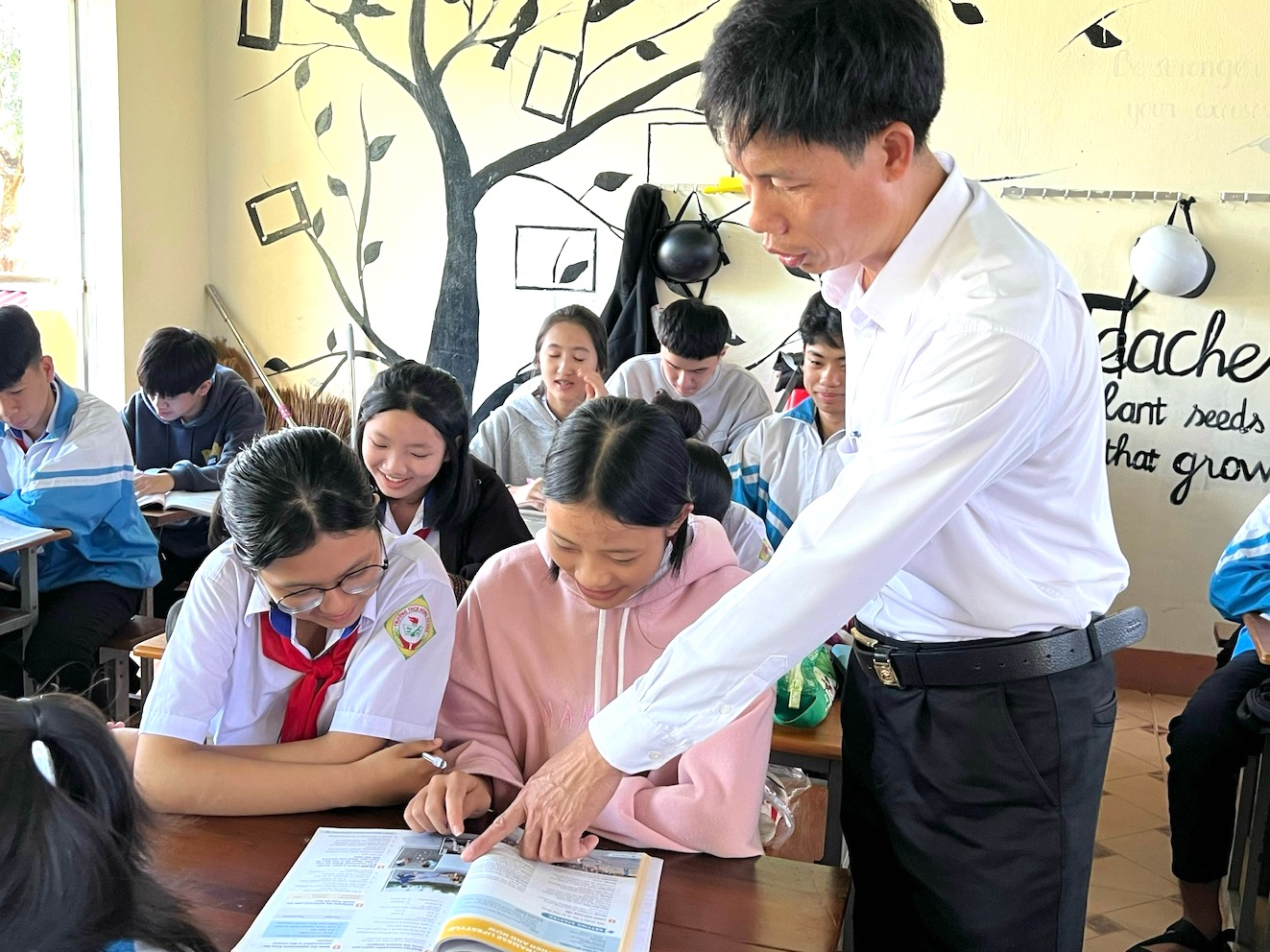 Thầy giáo giàu nhiệt huyết, truyền cảm hứng trên biên giới Ia Grai