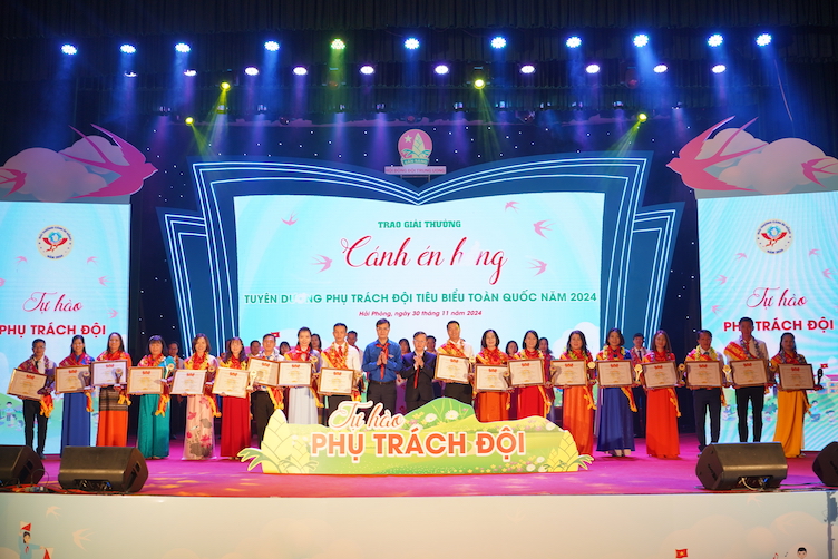 35 thầy cô giáo vinh dự nhận giải thưởng Cánh én hồng năm 2024