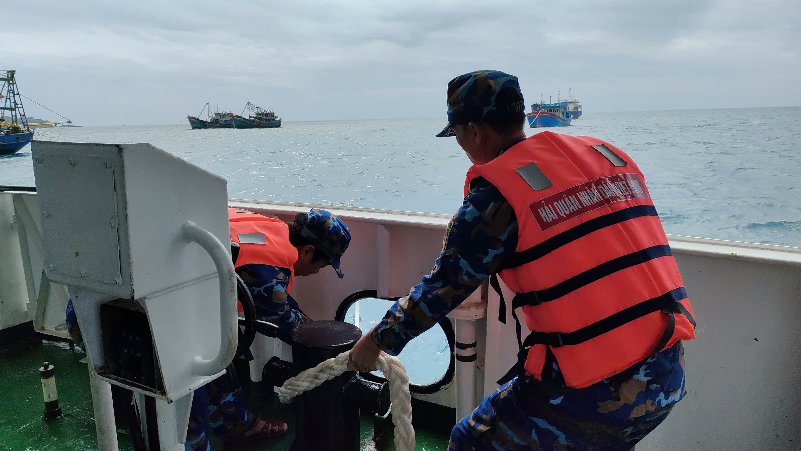 Tàu Hải quân kịp thời lai kéo tàu cá bị hỏng máy