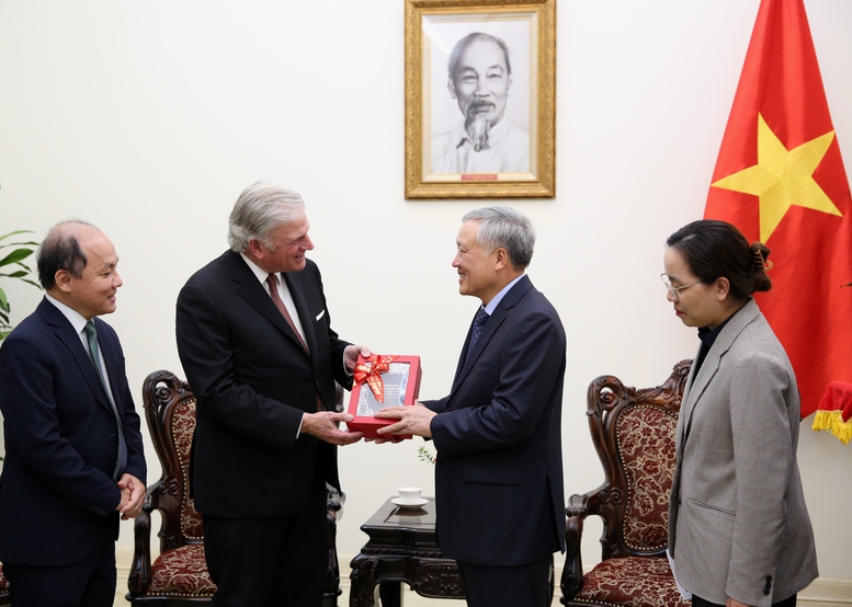Phó Thủ tướng Thường trực Chính phủ Nguyễn Hòa Bình tiếp Mục sư Franklin