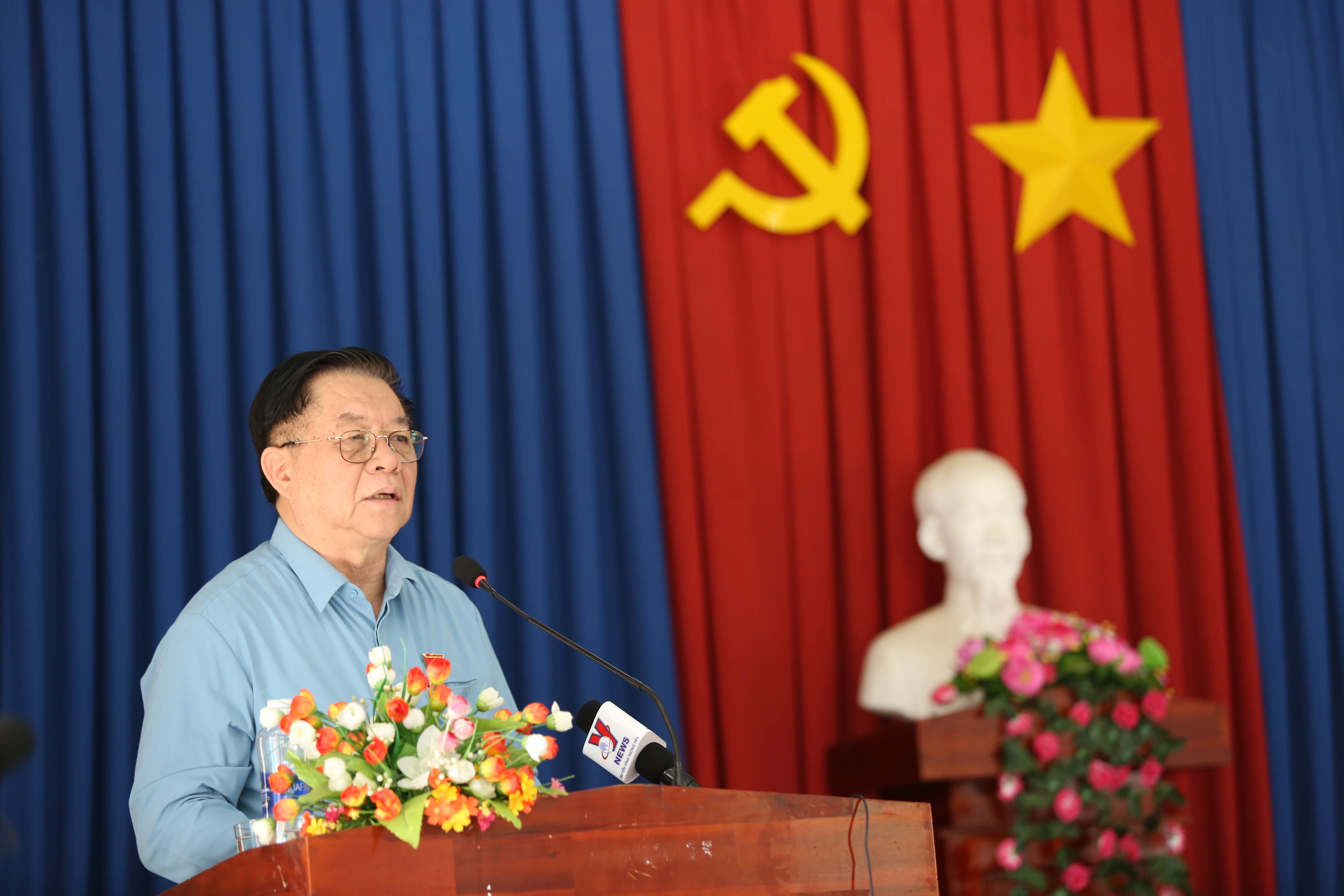 Đồng chí Nguyễn Trọng Nghĩa tiếp xúc cử tri, thăm và tặng quà gia đình chính sách