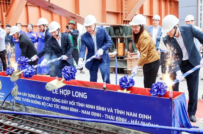 Hợp long cầu vượt sông Đáy nối hai tỉnh Ninh Bình và Nam Định