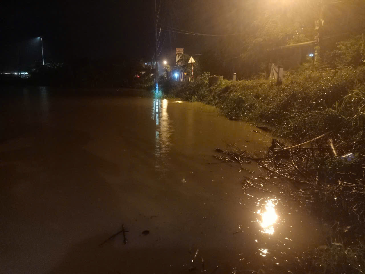 Lũ trên sông Trà Câu Quảng Ngãi vượt mức báo động 3