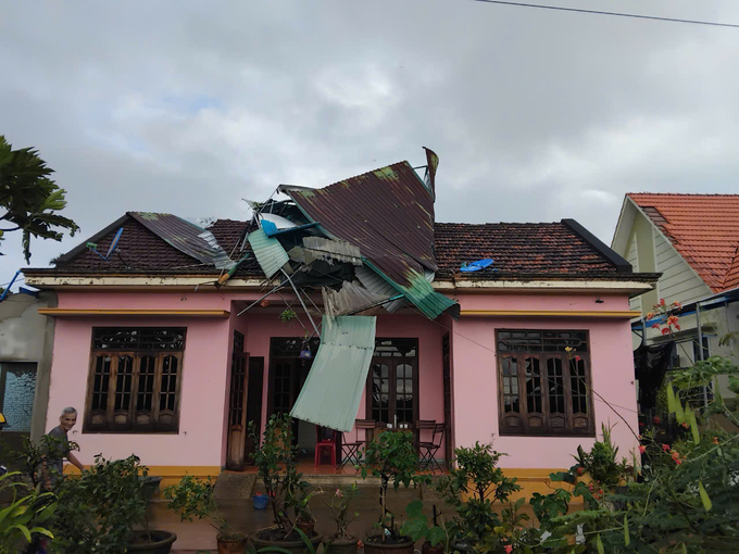 Lốc xoáy khiến 36 nhà dân ở thị xã Đức Phổ bị tốc mái