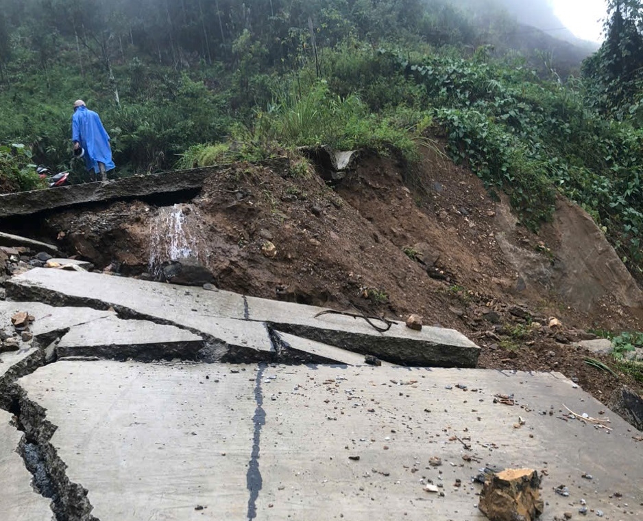 Quảng Nam Mưa lớn gây sạt lở nhiều tuyến đường, hàng trăm hộ dân phải di dời