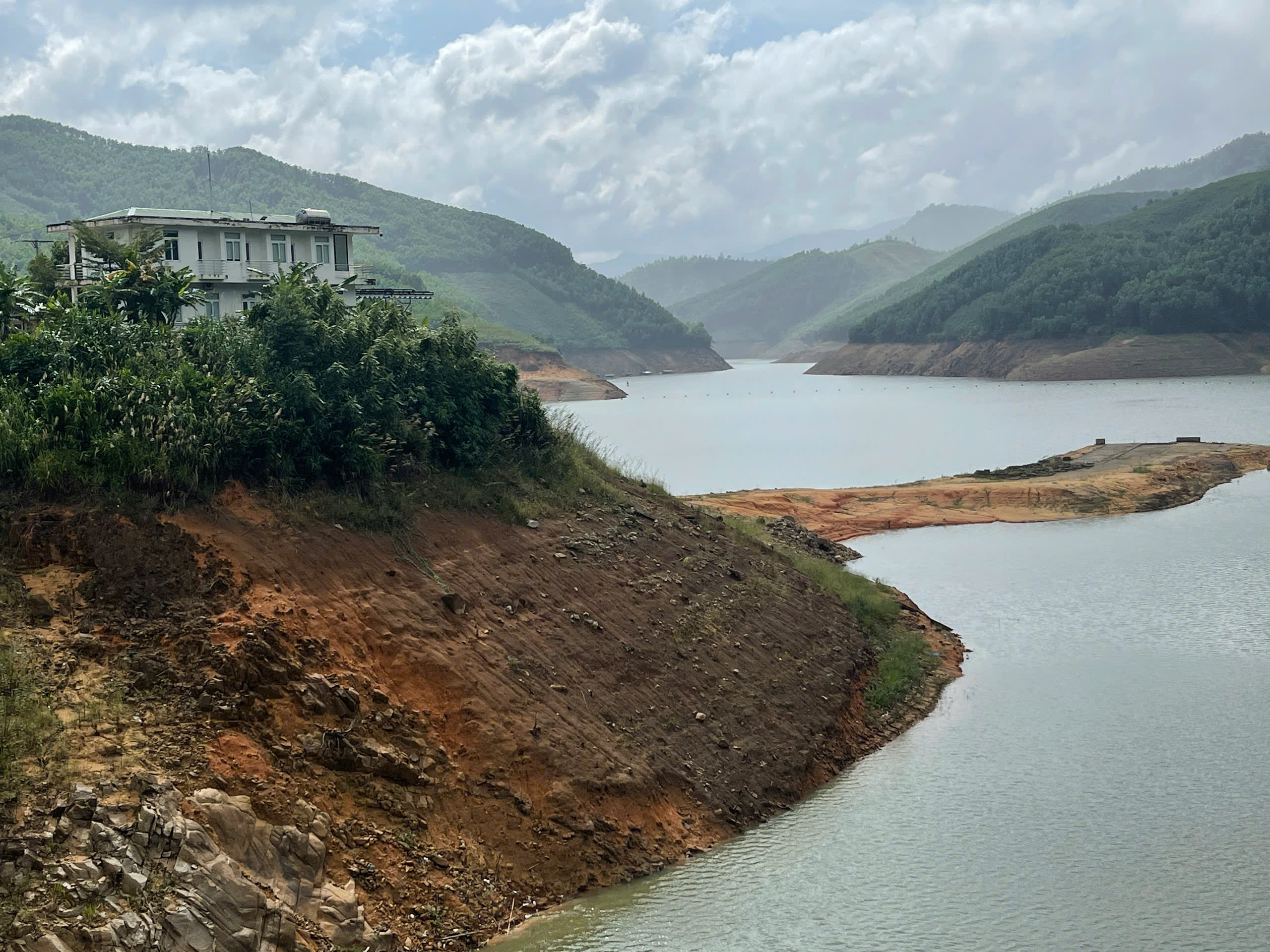 Hồ chứa nước thủy điện lớn nhất Quảng Ngãi “đói nước” ngay trong mùa mưa
