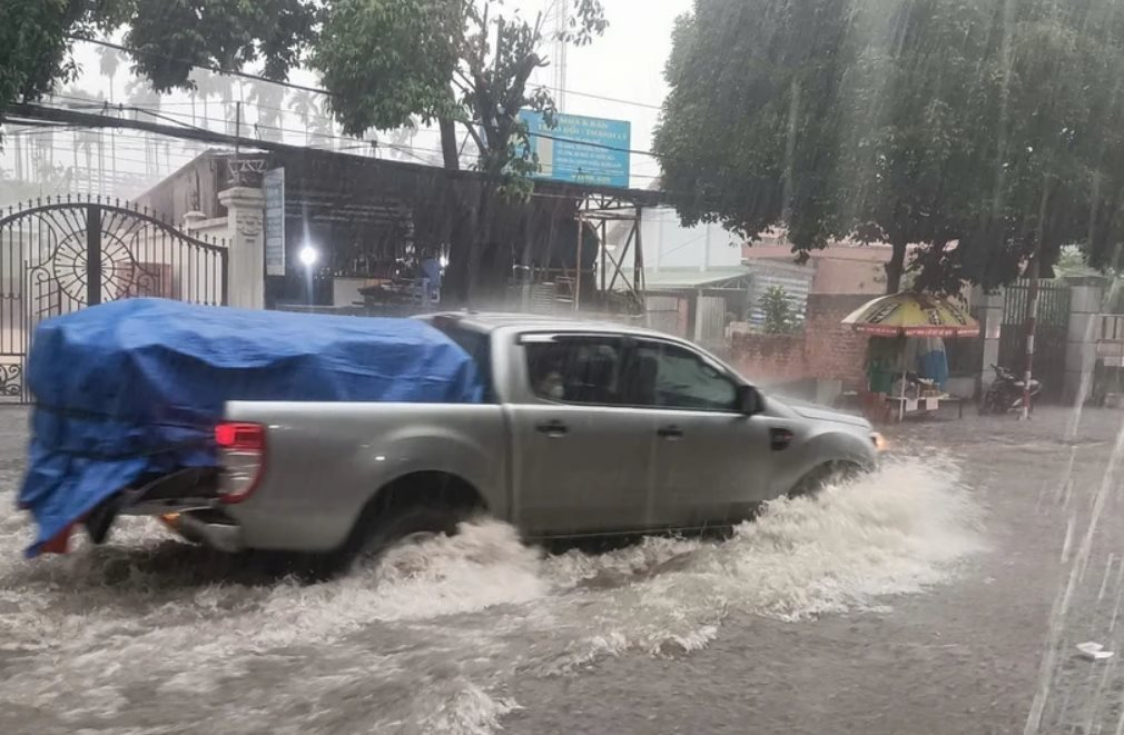 Mưa lớn gây ngập úng nhiều khu vực ở thành phố Thủ Dầu Một