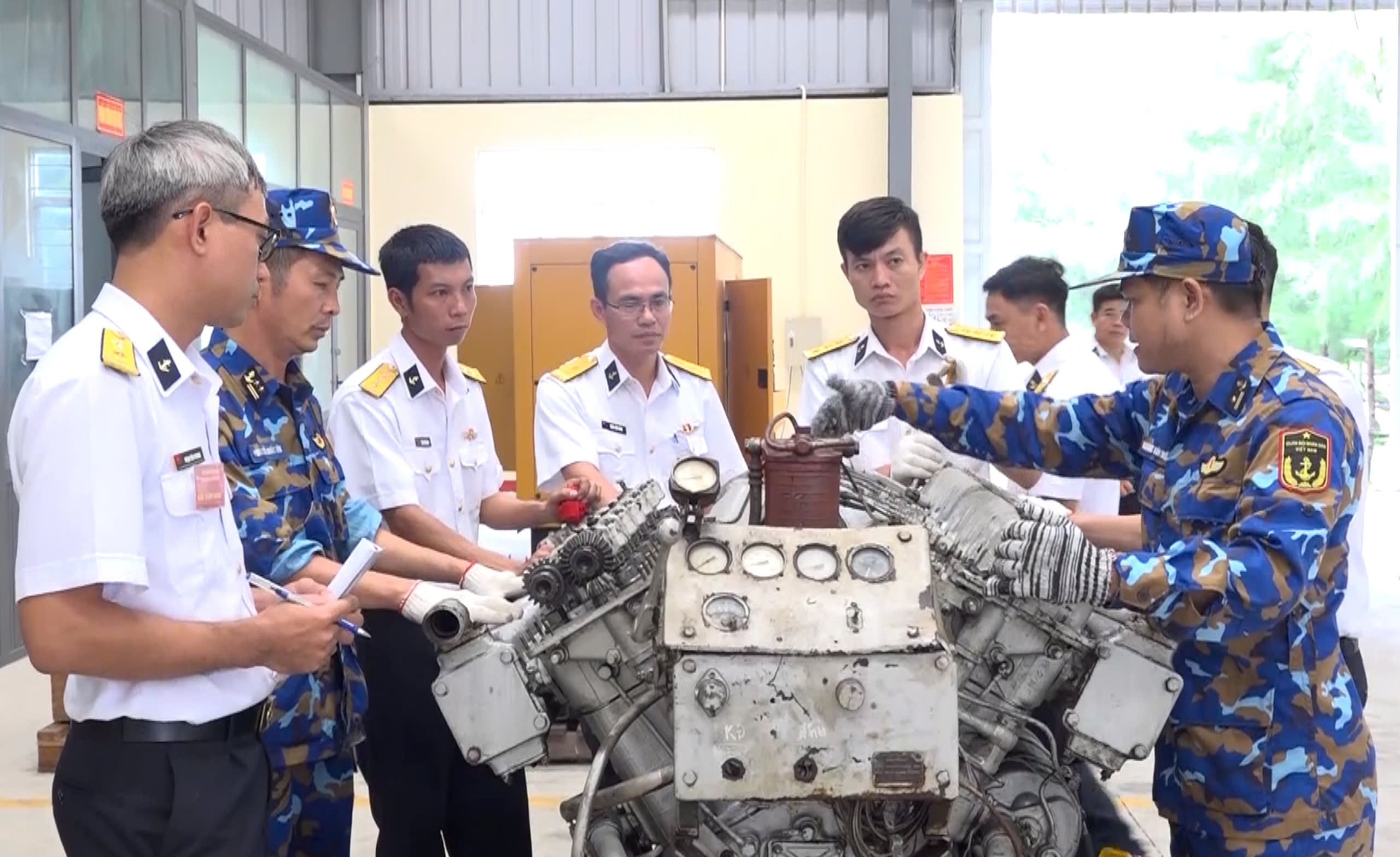 Nâng cao chất lượng đội ngũ cán bộ, nhân viên hậu cần - kỹ thuật