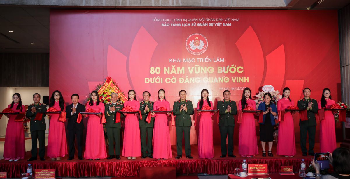 Giới thiệu gần 300 tài liệu, hình ảnh, hiện vật tại Triển lãm “80 năm vững bước dưới cờ Đảng quang vinh”