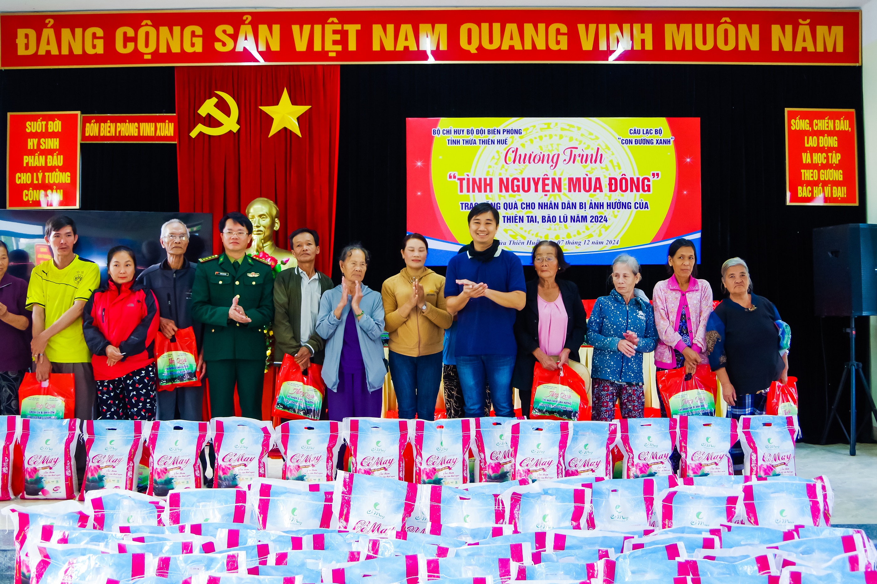 Thừa Thiên Huế Trao nhiều phần quà cho Nhân dân hai bên biên giới