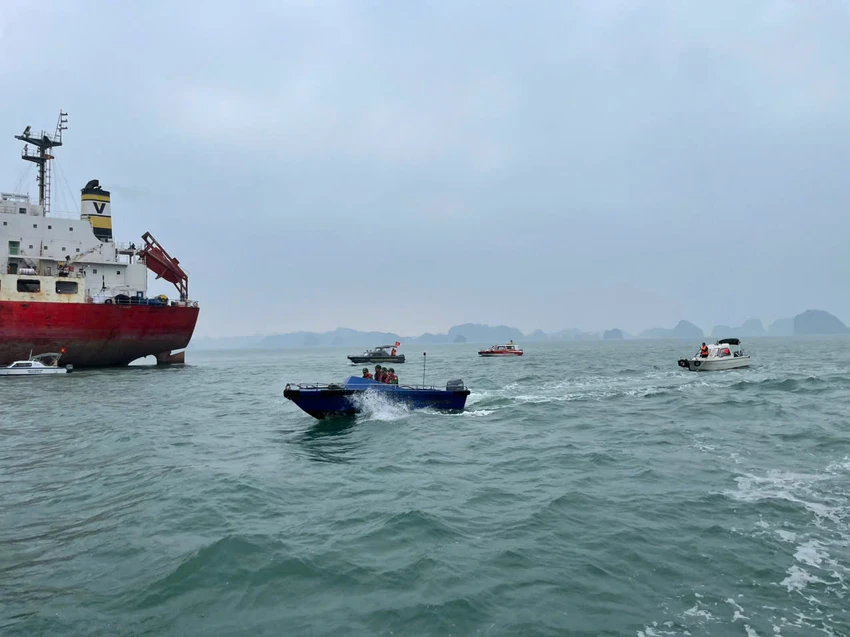 Tàu khách trên vịnh Bái Tử Long Quảng Ninh bị chìm, 2 người mất tích