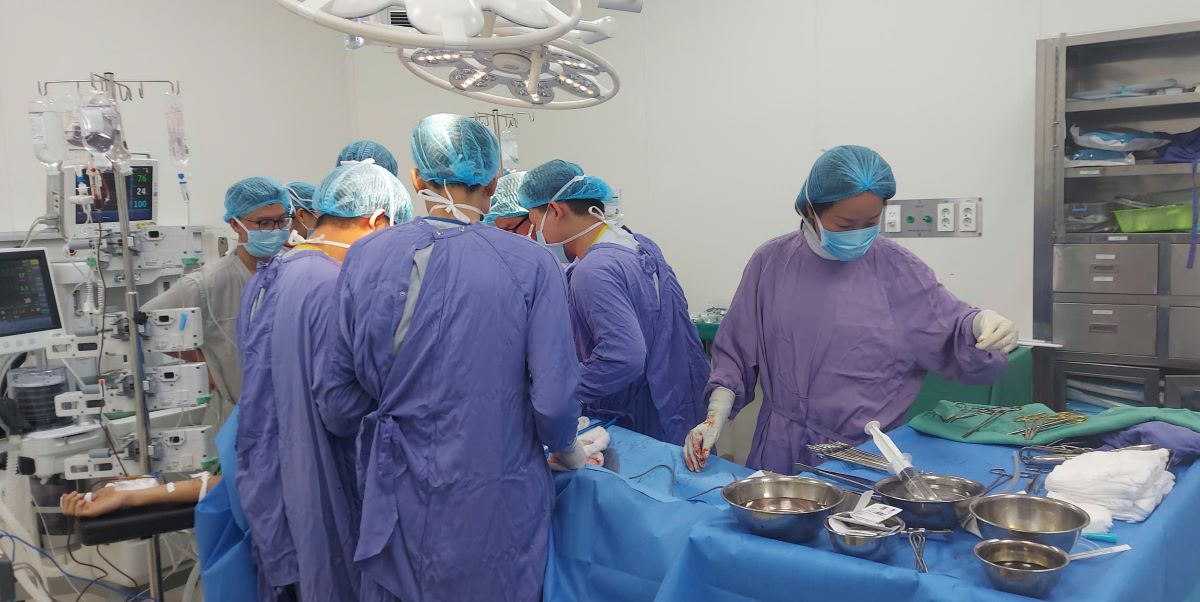 Bệnh viện E “báo động đỏ” giành giật sự sống cho nam thanh niên