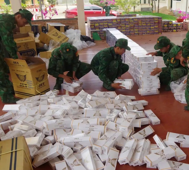Bình Phước Thu giữ hơn 7 800 gói thuốc lá và gần 1,8 tấn pháo hoa nhập lậu