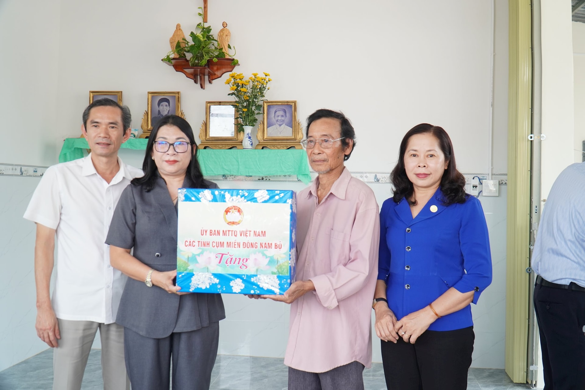 MTTQ Việt Nam các tỉnh Cụm miền Đông Nam bộ trao nhà Đại đoàn kết cho hộ nghèo tại Bình Thuận