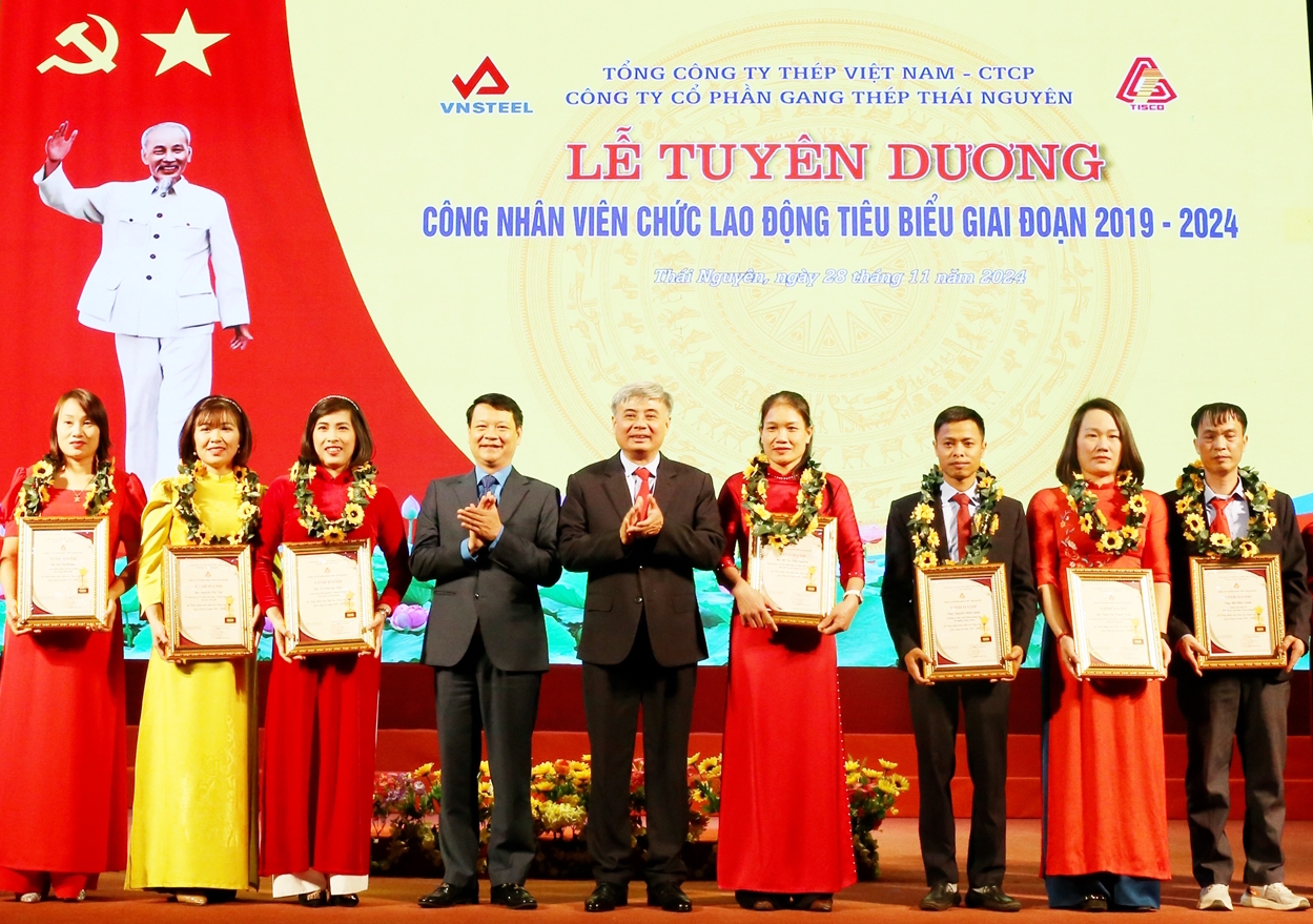 Lần đầu biểu dương đảng viên tiêu biểu là công nhân