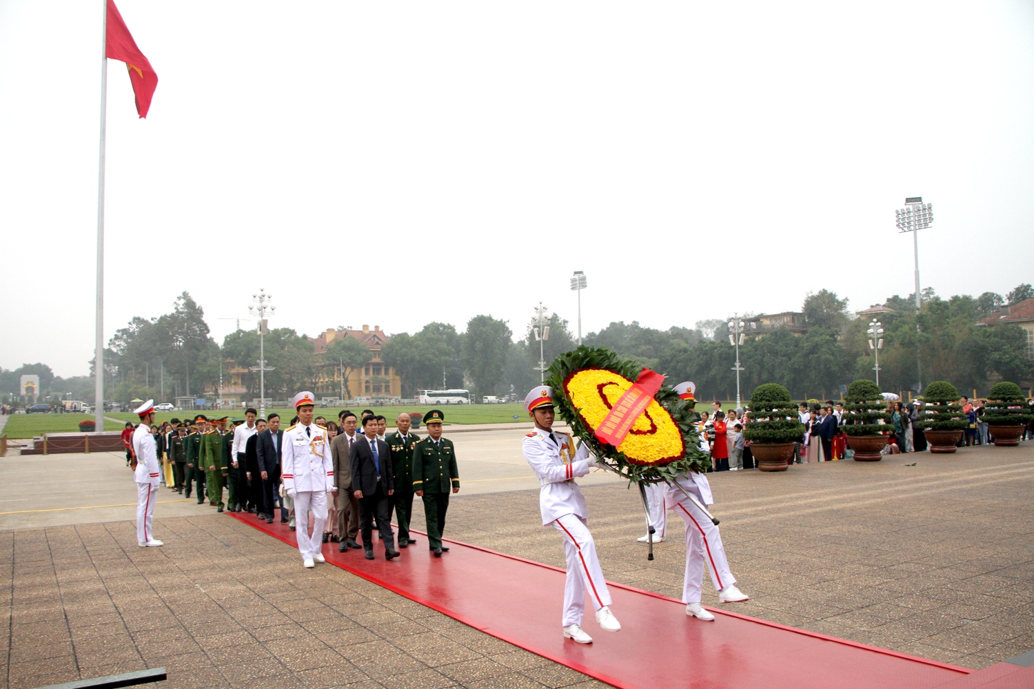 Đoàn đại biểu tỉnh Lai Châu báo công dâng Bác và vào Lăng viếng Chủ tịch Hồ Chí Minh