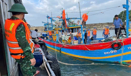 Quảng Trị Cứu 8 ngư dân gặp nạn trên biển