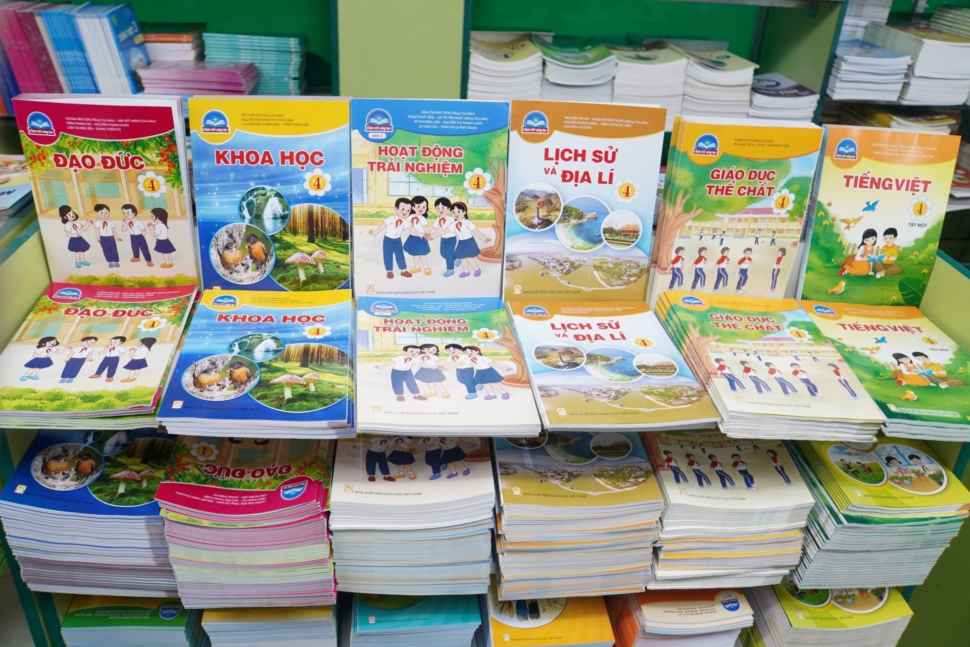 Giảm giá sách giáo khoa phần nào hóa giải nỗi lo mùa tựu trường