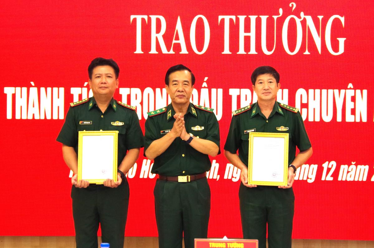 Trao thưởng các đơn vị có thành tích đấu tranh chống tội phạm ma túy