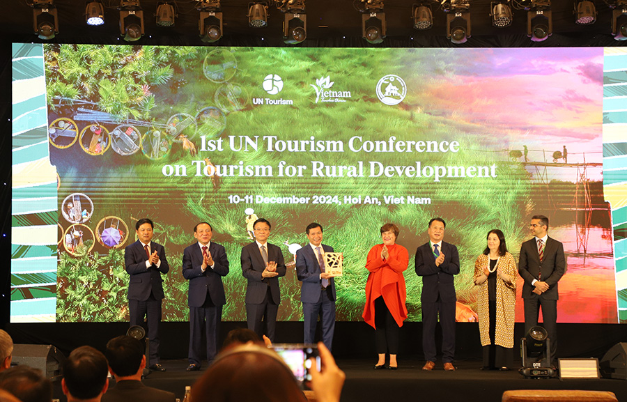 UN Tourism trao chứng nhận làng du lịch tốt nhất năm 2024 cho làng rau Trà Quế