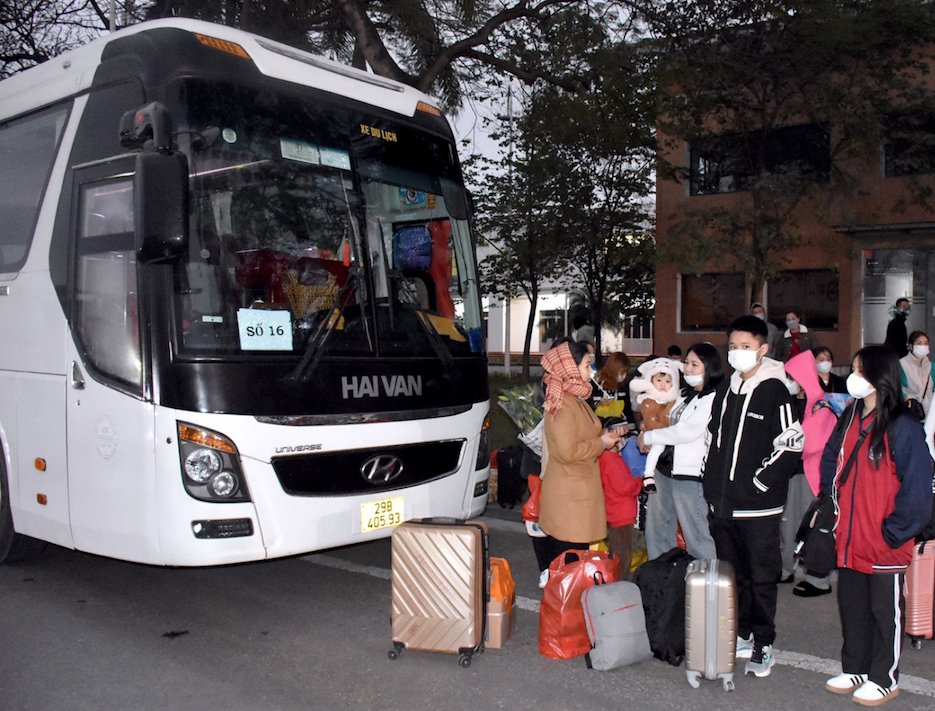 LĐLĐ TP Hà Nội hỗ trợ tiền vé xe cho 5 000 công nhân về quê đón Tết