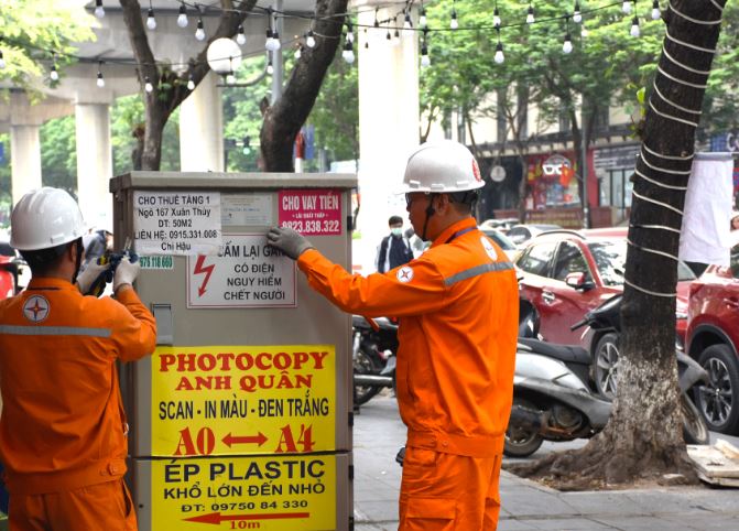 EVNHANOI khuyến cáo các hộ kinh doanh không dán quảng cáo ở tủ điện