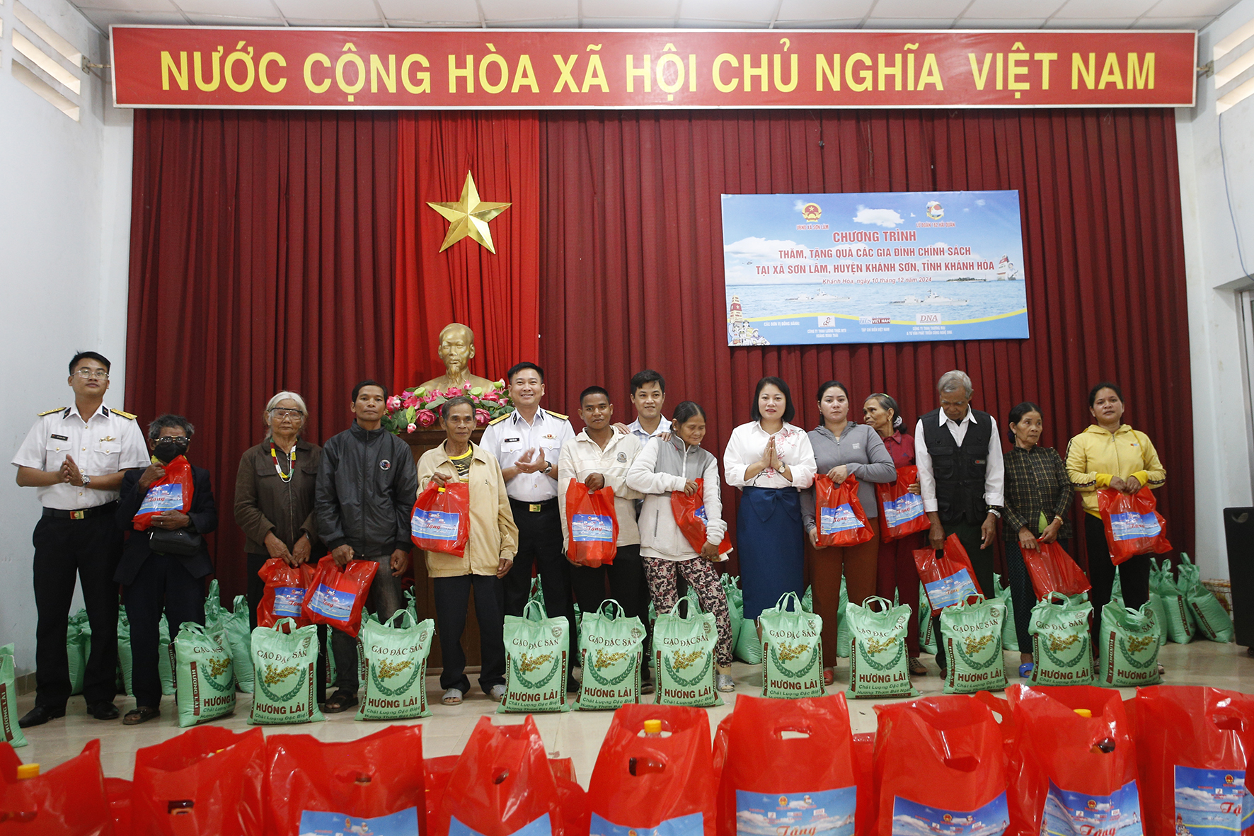 Lữ đoàn 162 tặng quà gia đình chính sách, gia đình có hoàn cảnh khó khăn