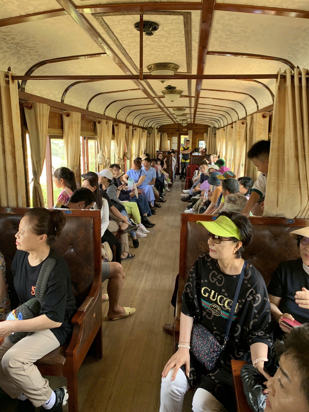 Biểu diễn nghệ thuật trên tàu cổ Đà Lạt – Trại Mát