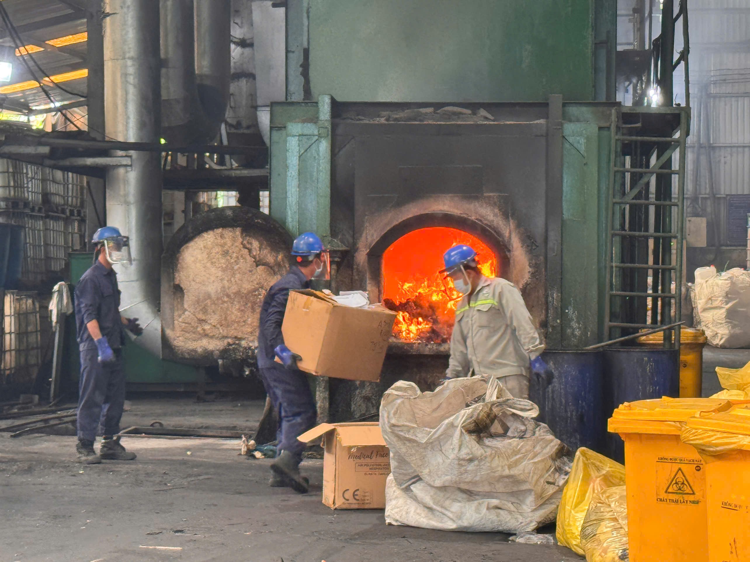 Tiêu hủy hàng nghìn sản phẩm không đạt chuẩn, bảo vệ người tiêu dùng