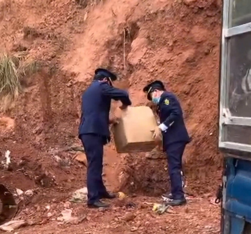 Lạng Sơn Tiêu hủy hơn 1 tấn thực phẩm nhập lậu