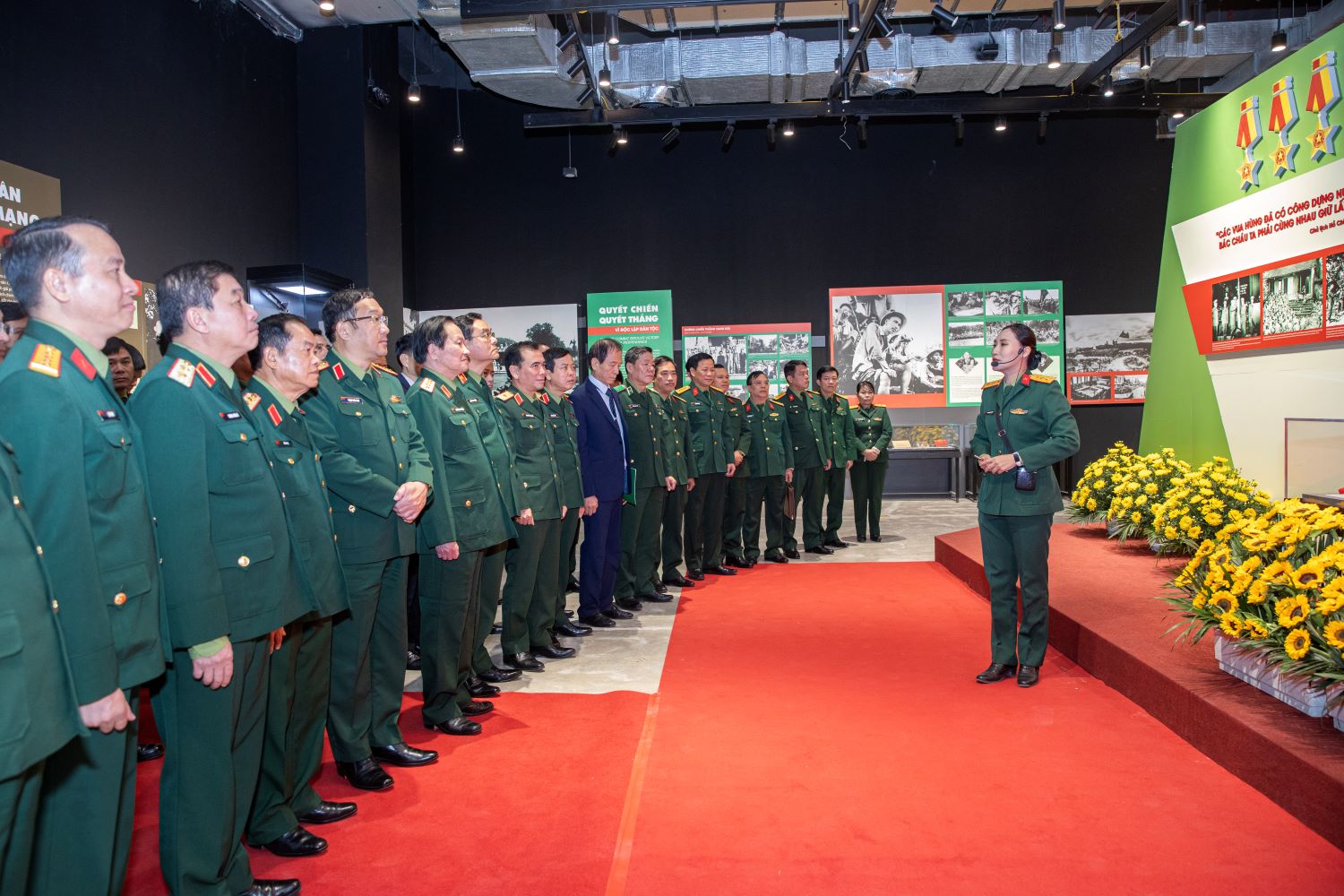 Khai mạc Triển lãm “Quân đội anh hùng - Quốc phòng vững mạnh”