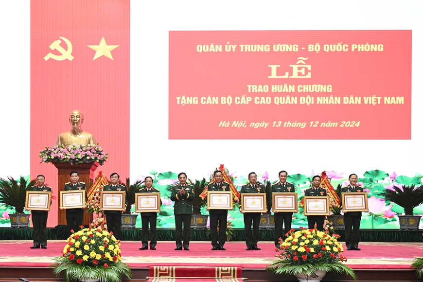Trao tặng Huân chương cho 34 cán bộ cấp cao Quân đội nhân dân Việt Nam