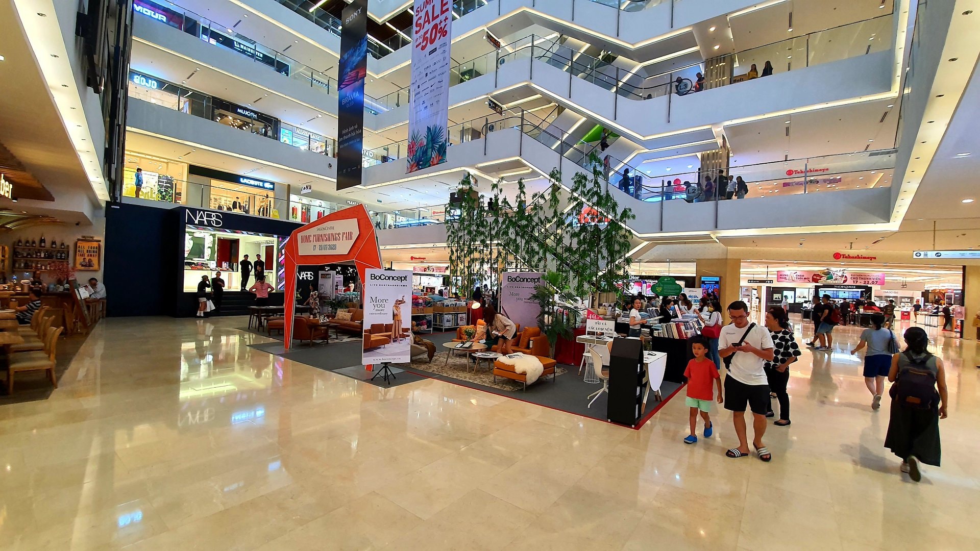 Xây dựng TP Hồ Chí Minh trở thành trung tâm dịch vụ, tiêu dùng lớn của cả nước và khu vực