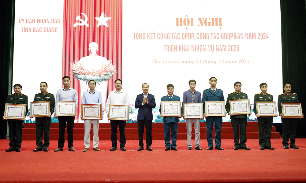 Tiếp tục quan tâm thực hiện tốt công tác quốc phòng địa phương