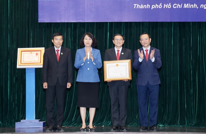 Sở TT-TT TP Hồ Chí Minh đón nhận Huân chương Lao động hạng Nhì của Chủ tịch nước
