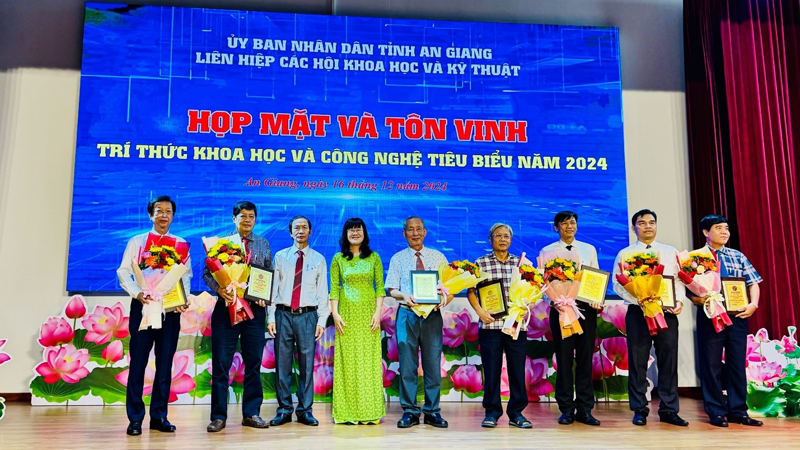 An Giang Tôn vinh trí thức khoa học và công nghệ tiêu biểu