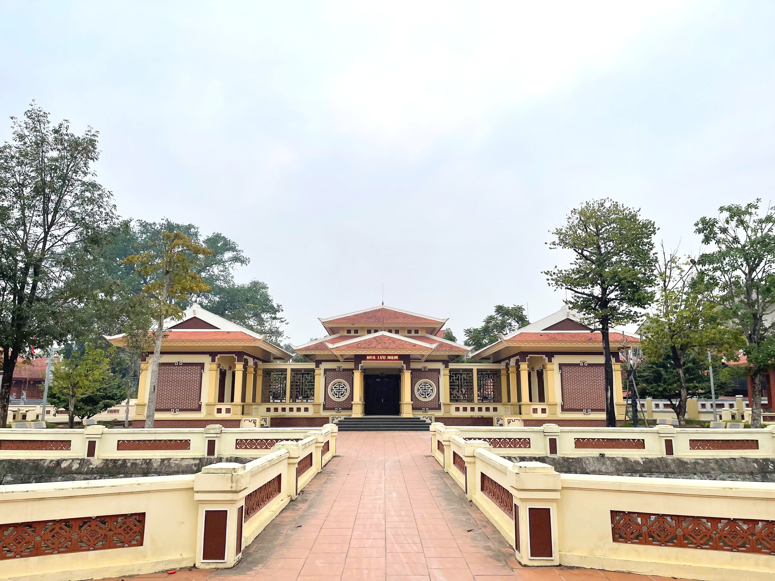 Thăm Khu lưu niệm nhà thơ Bút Tre