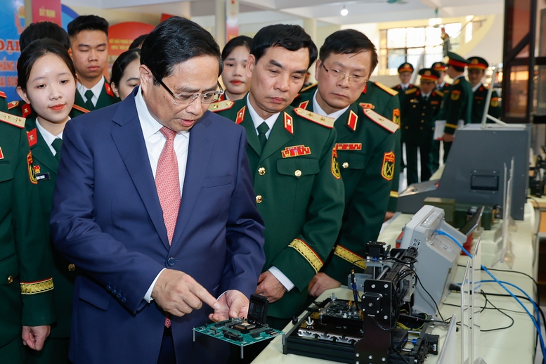 Thủ tướng Phạm Minh Chính thăm Học viện Kỹ thuật quân sự