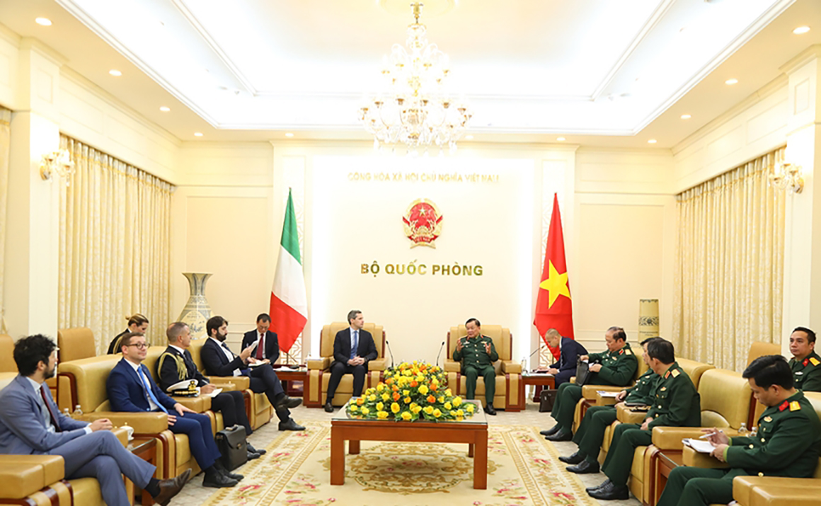 Thượng tướng Hoàng Xuân Chiến hội kiến Thứ trưởng Bộ Quốc phòng Italy