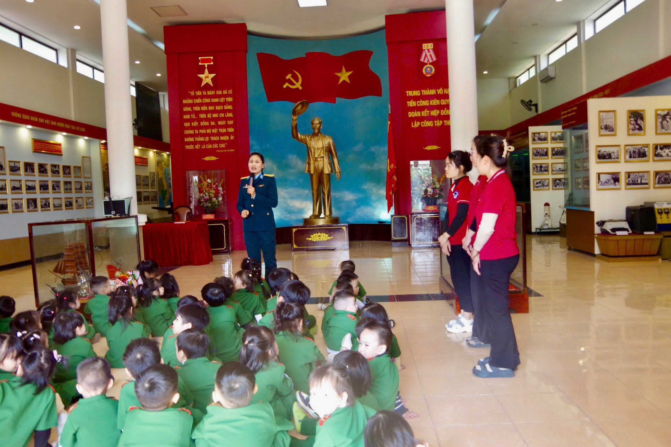 Sư đoàn Không quân 371 Kết hợp hoạt động trải nghiệm và giáo dục truyền thống cho thế hệ mầm non