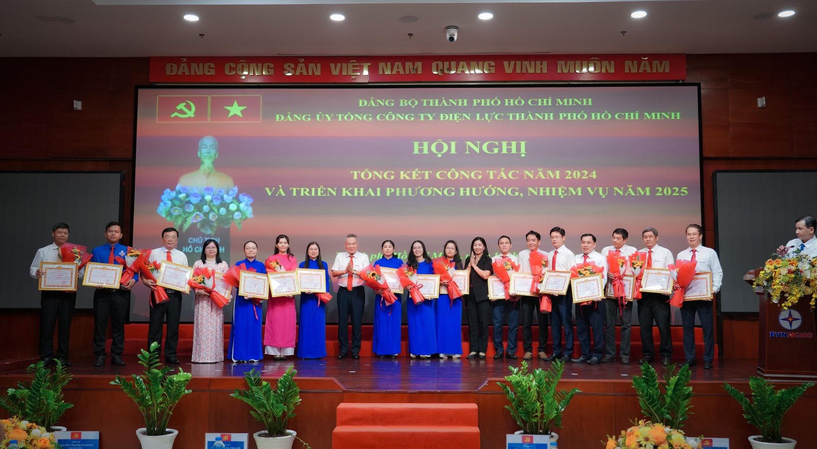 EVNHCMC Phát huy sức mạnh tập thể, hoàn thành xuất sắc nhiệm vụ, kế hoạch được giao