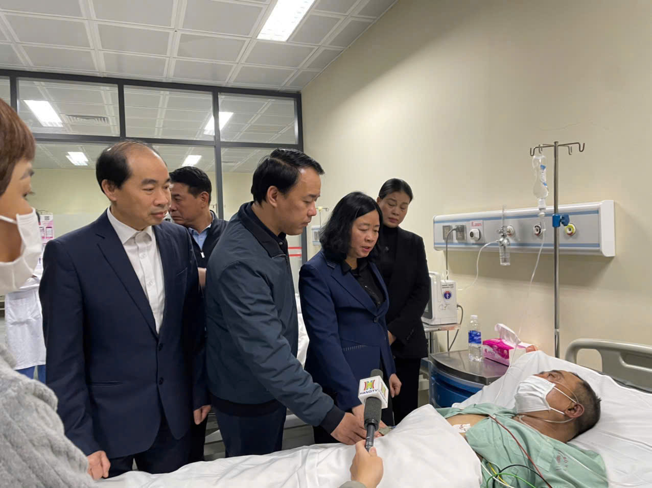 Bí thư Thành ủy Hà Nội Bùi Thị Minh Hoài thăm hỏi nạn nhân vụ cháy ở đường Phạm Văn Đồng