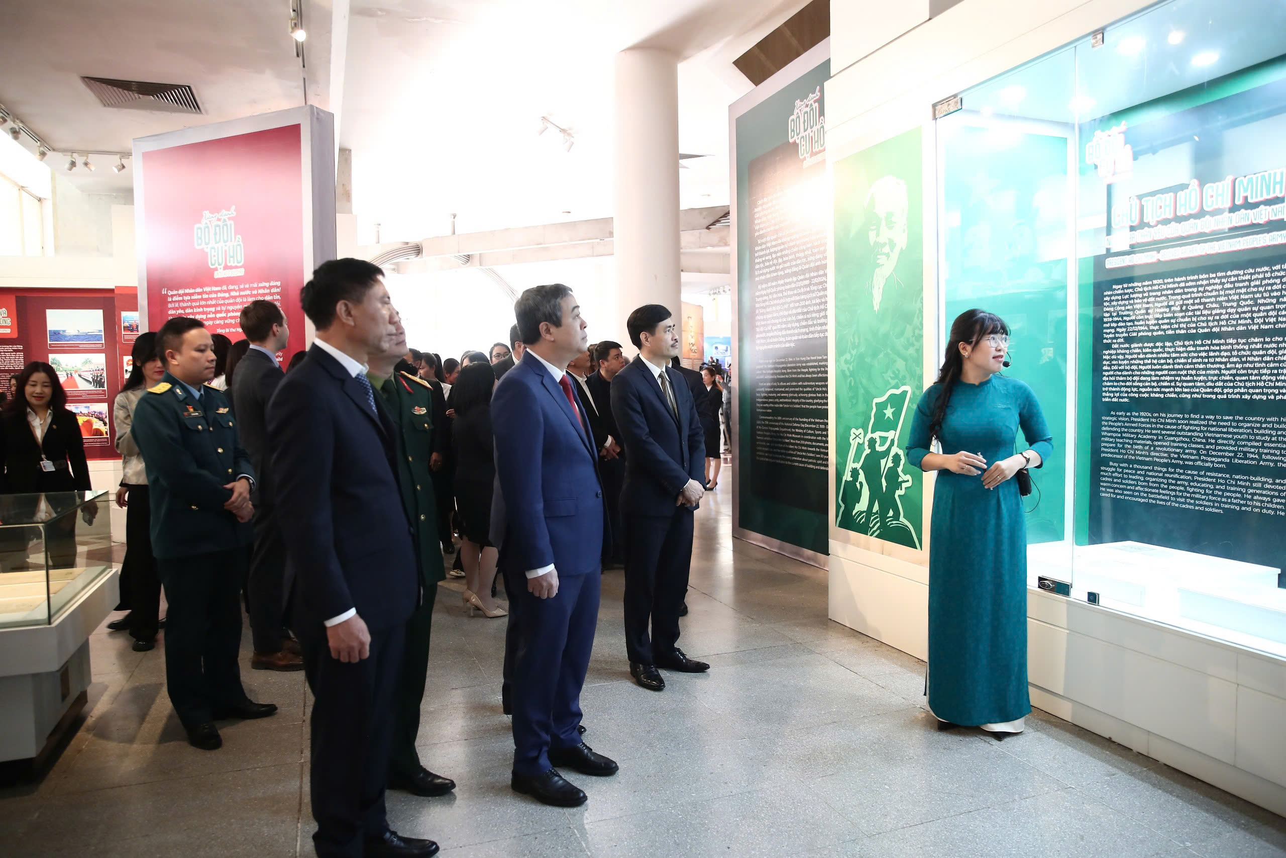 Hơn 200 tài liệu, hiện vật được trưng bày tại Triển lãm Xứng danh bộ đội Cụ Hồ