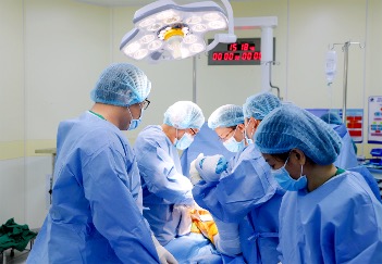 Nỗ lực cứu sống người bệnh đứt ruột non do tai nạn giao thông