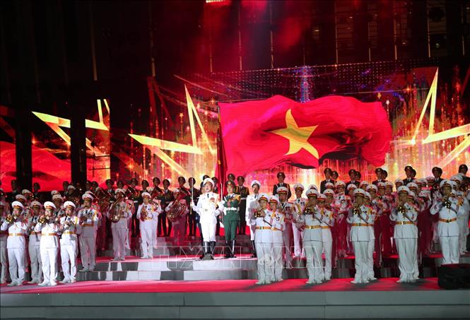 Con đường lịch sử” thể hiện hình ảnh đầy tự hào về Bộ đội Cụ Hồ