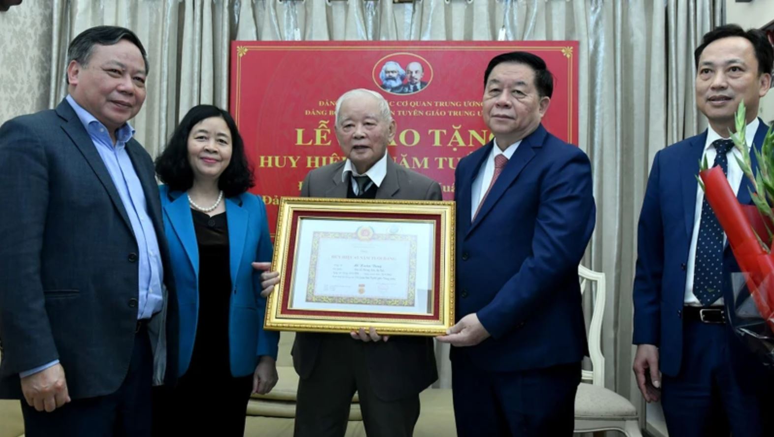 Trao Huy hiệu 65 năm tuổi Đảng tặng đồng chí Lê Xuân Tùng