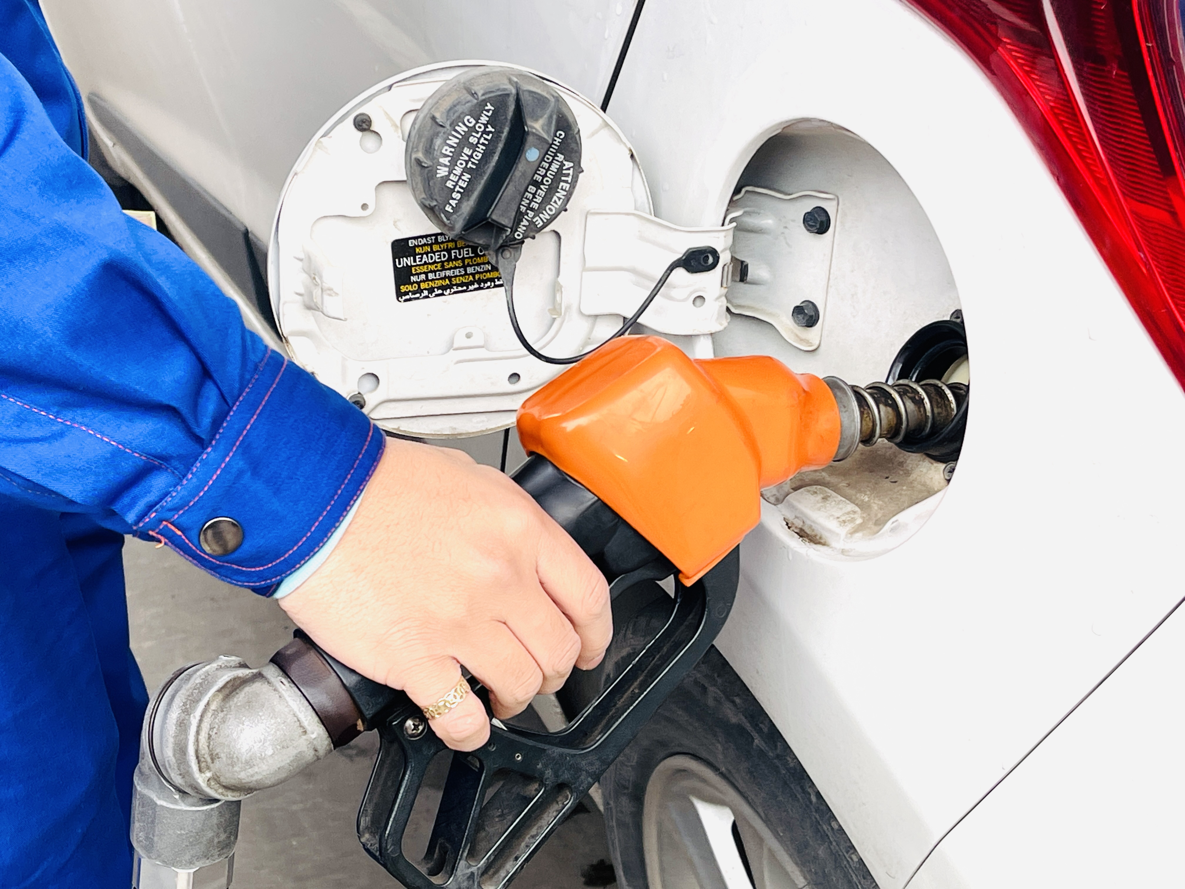 Giá xăng dầu đồng loạt giảm