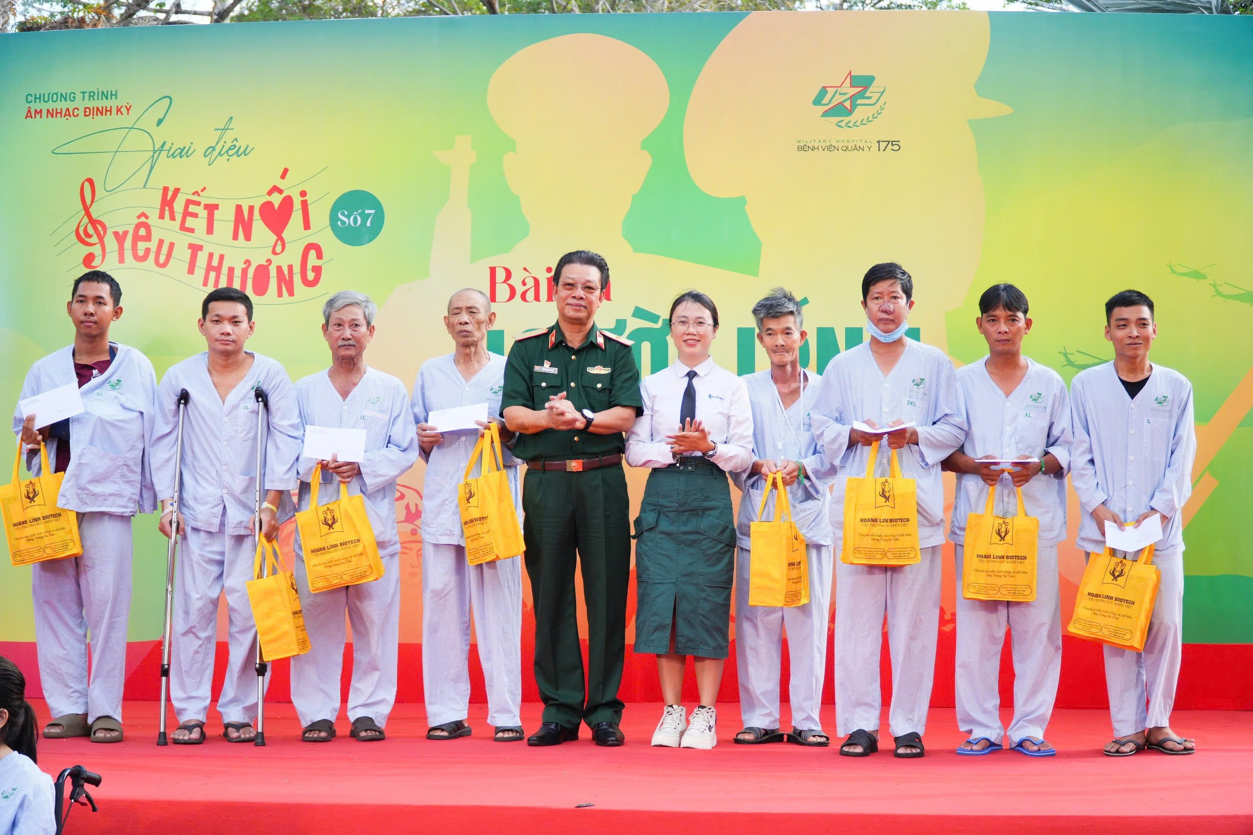 Hơn 300 phần quà được trao cho bệnh nhân tại “Giai điệu kết nối yêu thương” số 7